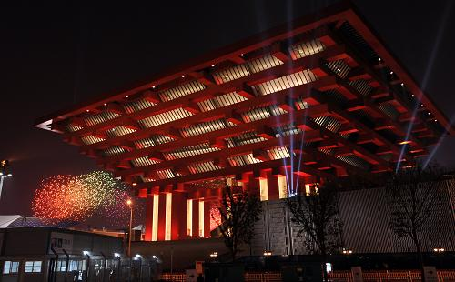 2010年4月30日，中国2010年上海世博会开幕式大型灯光喷泉焰火表演在上海举行，图：新华社