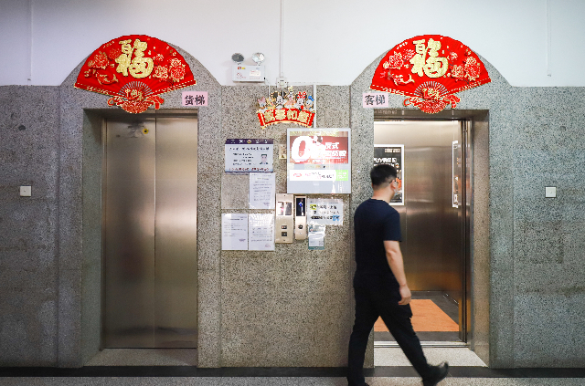 日立电梯对广州市天河区仙湖名苑的电梯（右）进行了升级改造。受访企业供图