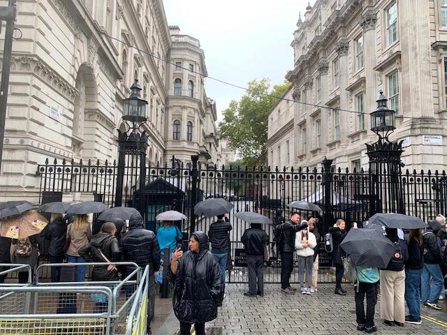 围在唐宁街前的英国民众 第一财经记者陈玺宇/摄