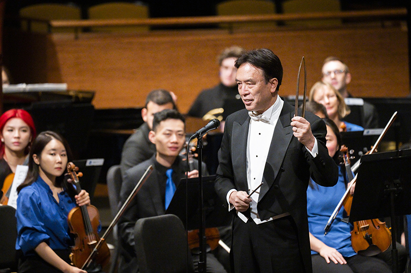 指挥家蔡金冬 Chris Lee摄