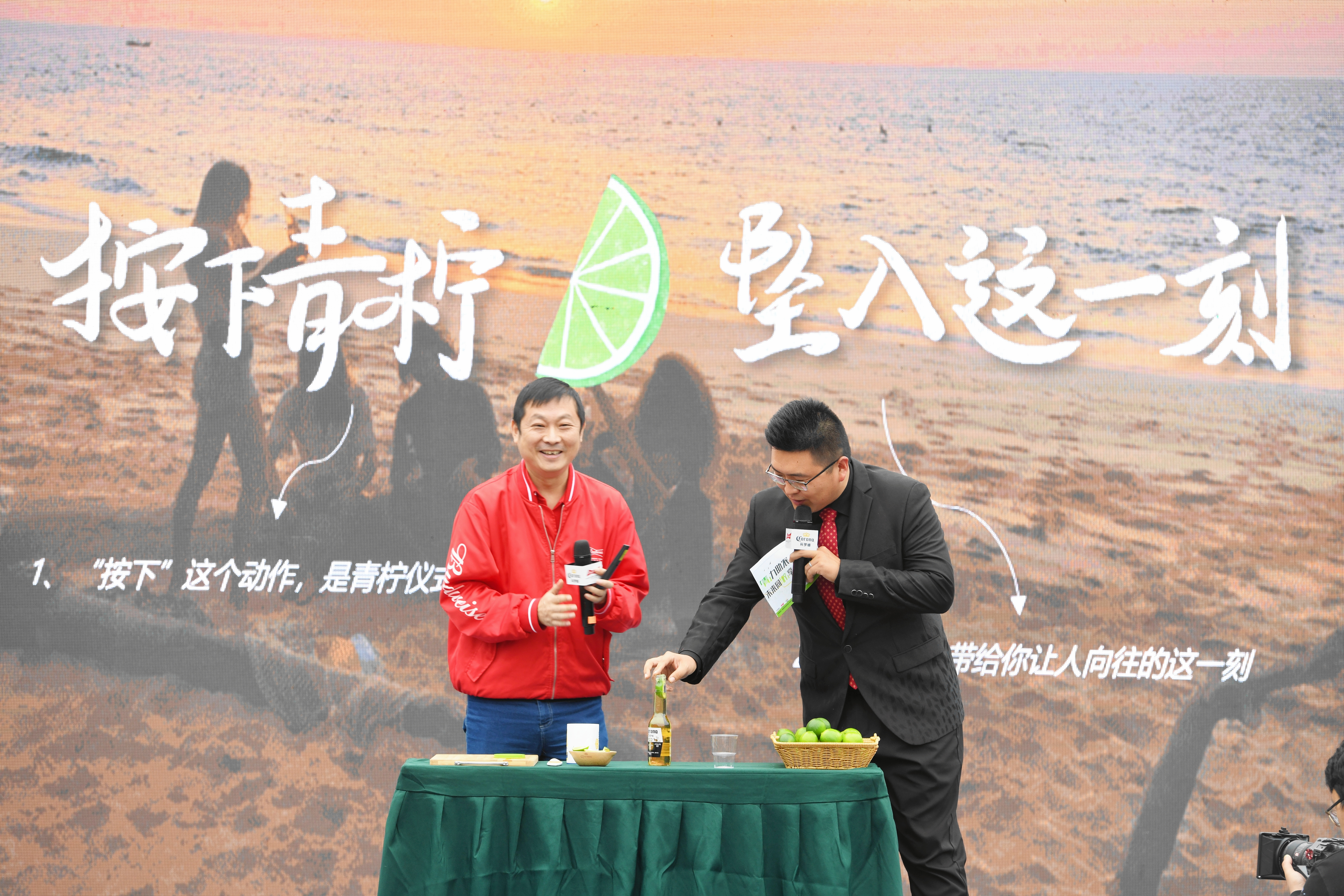 百威中国同事向嘉宾介绍科罗娜品牌故事及独特的“青柠仪式”