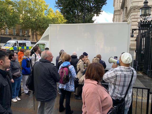 围在唐宁街前的英国民众 第一财经记者陈玺宇/摄