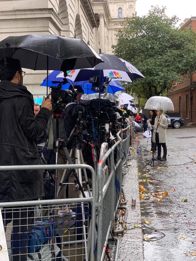 在唐宁街媒体区做连线报道的英国媒体 第一财经记者陈玺宇/摄