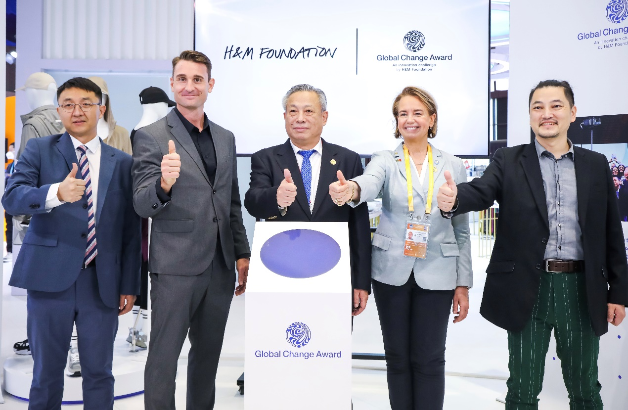 创新孵化专区开幕仪式暨2023GCA招募启动仪式现场合影(左起):Amino 首席可持续发展官李翔宇、H&M大中华区总经理Joseph Ahlberg、中国国际进口博览局副局长刘福学、瑞典驻沪总领馆总领事Mrs. Marie-Claire Swärd Capra、中国纺联社责办副主任胡柯华。