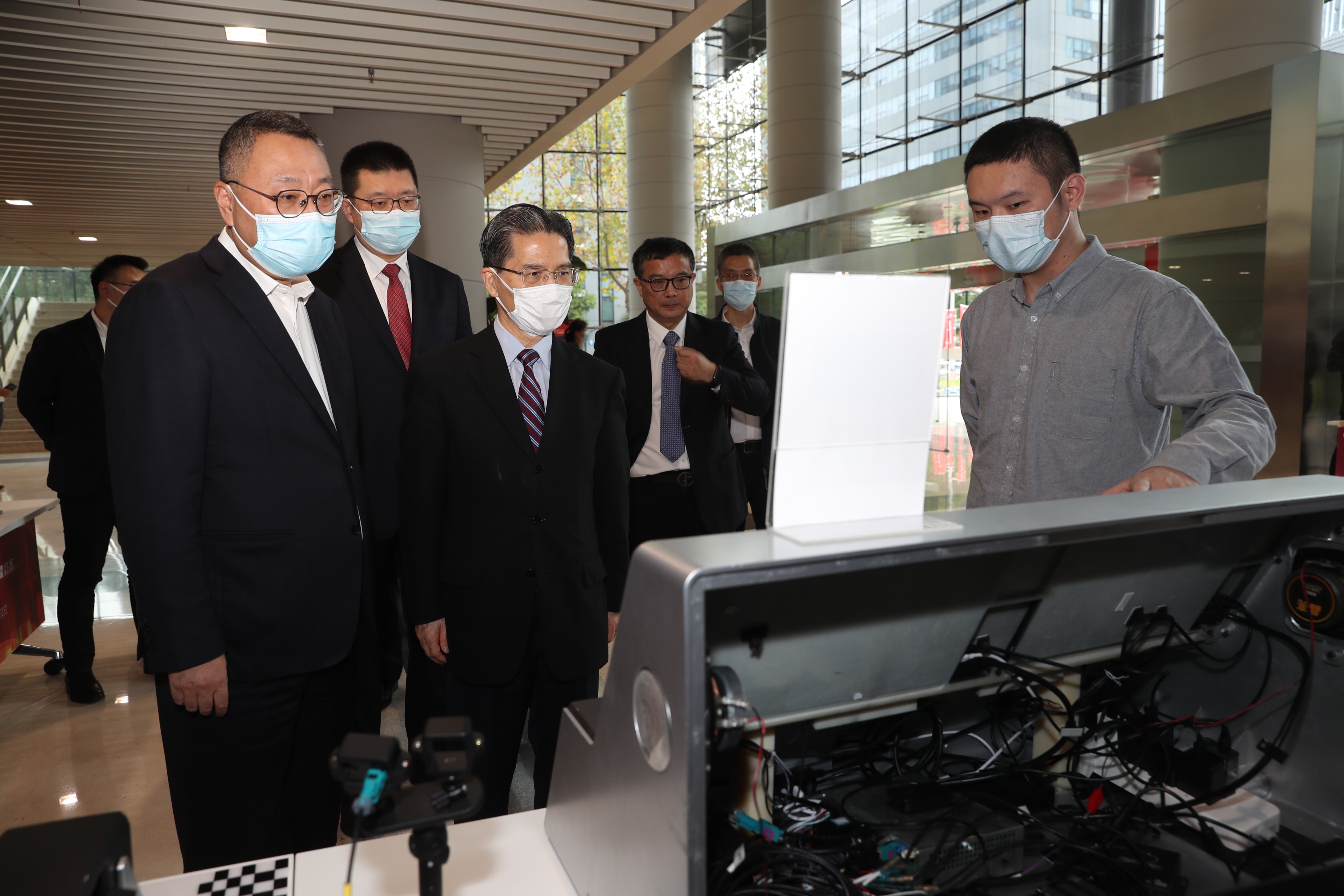 中共徐汇区委书记曹立强（左一）考察职业教育最新成果展示