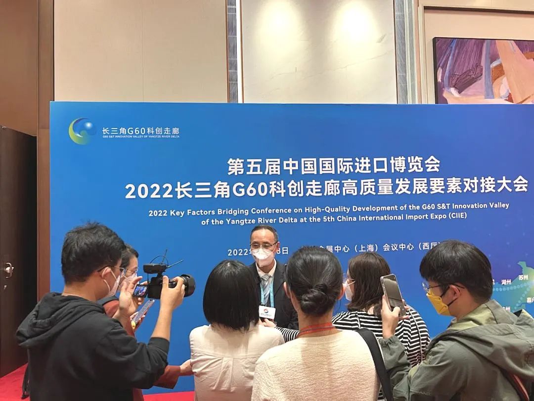 (图为美克生能源执行总裁苏浩在现场接受采访)
