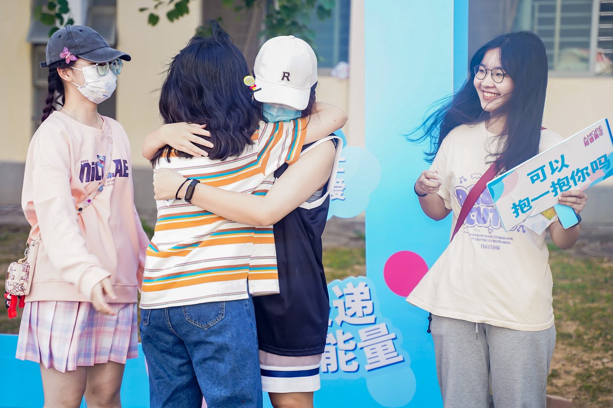 主题路演活动现场FreeHug环节，两名陌生同学相互拥抱获得力量