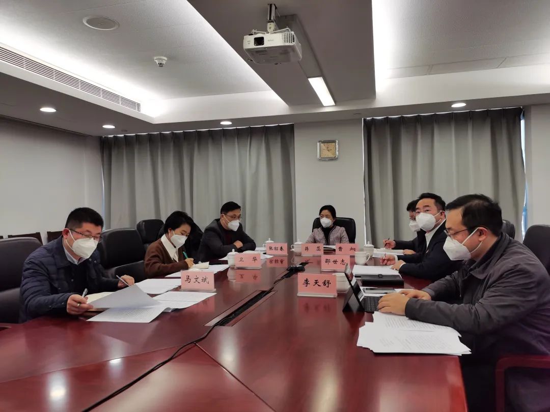 龚正与这几位街镇基层干部代表座谈，向上海市基层干部致诚挚慰问，希望保持韧性、再接再厉