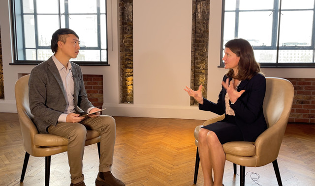 玛丽·迪伦（右）接受第一财经记者专访 