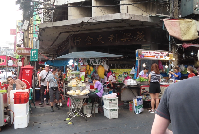 曼谷夜市开张，游客人流如织。摄影/钱小岩