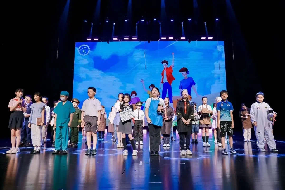 高安路第一小学本年度毕业典礼，在美伦美央的宛平剧场举行；给孩子们诗意的童年留下印象最深的烙印