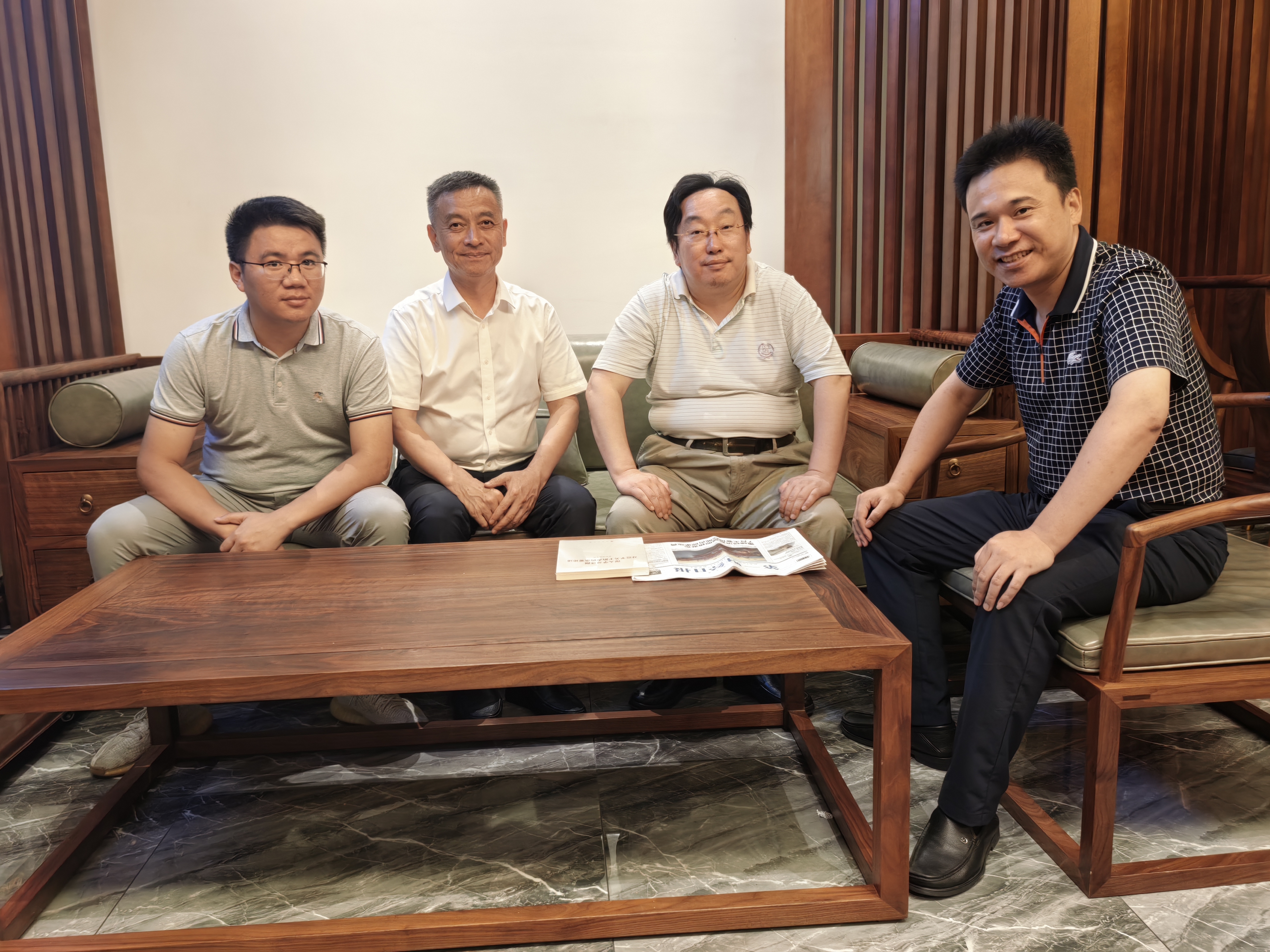 作者(右二)在上海闵行区吴泾镇,和治水第一线骨干交流第一财经日报主题报道品读心得