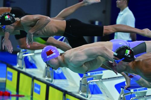 8月1日 覃海洋（右二）在成都大运会男子100米蛙泳分组预赛比赛中出发