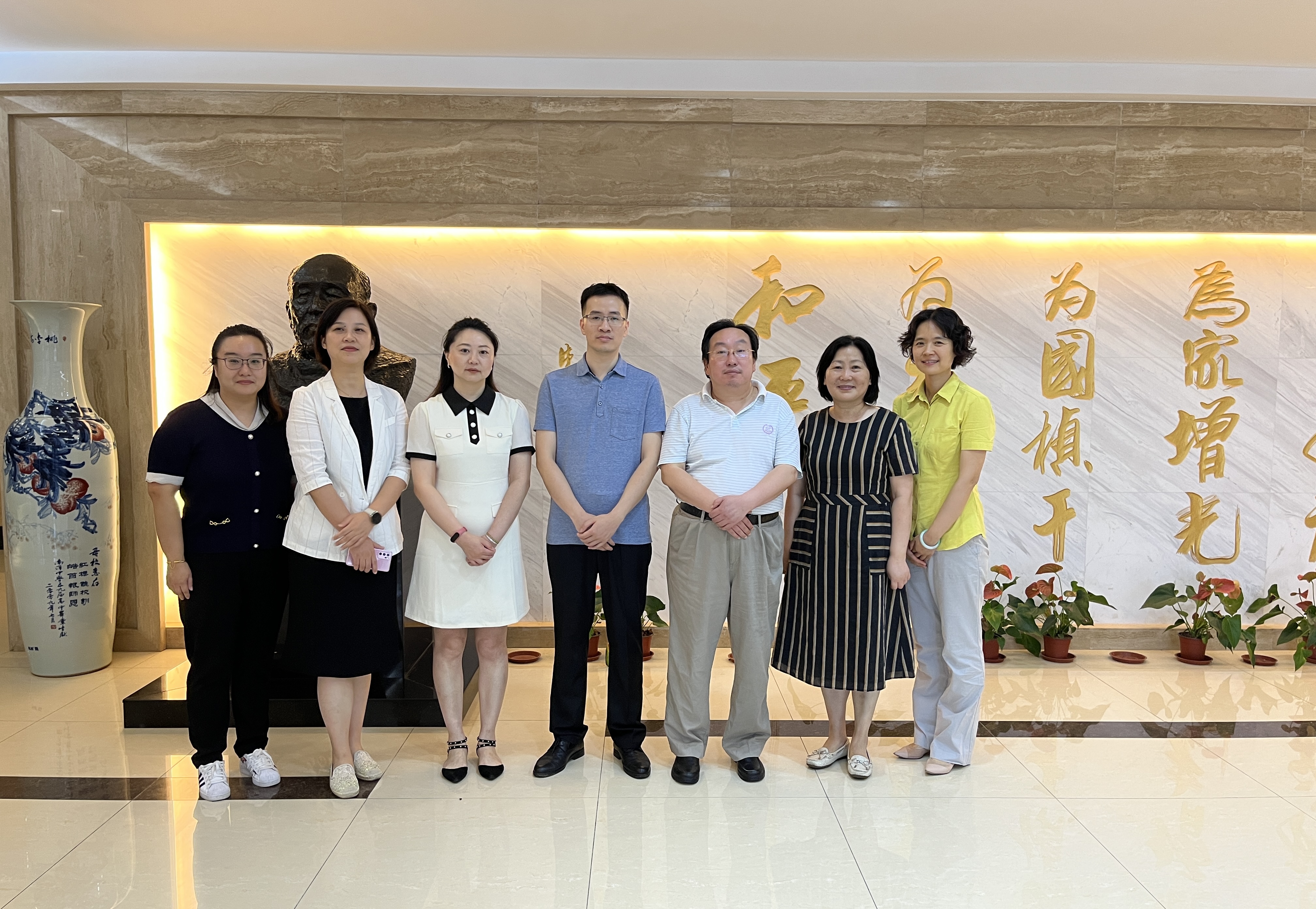 南洋中学校长、党委书记王圣春（右二）和副书记郑蓉，热情接待来访的八院白衣天使。