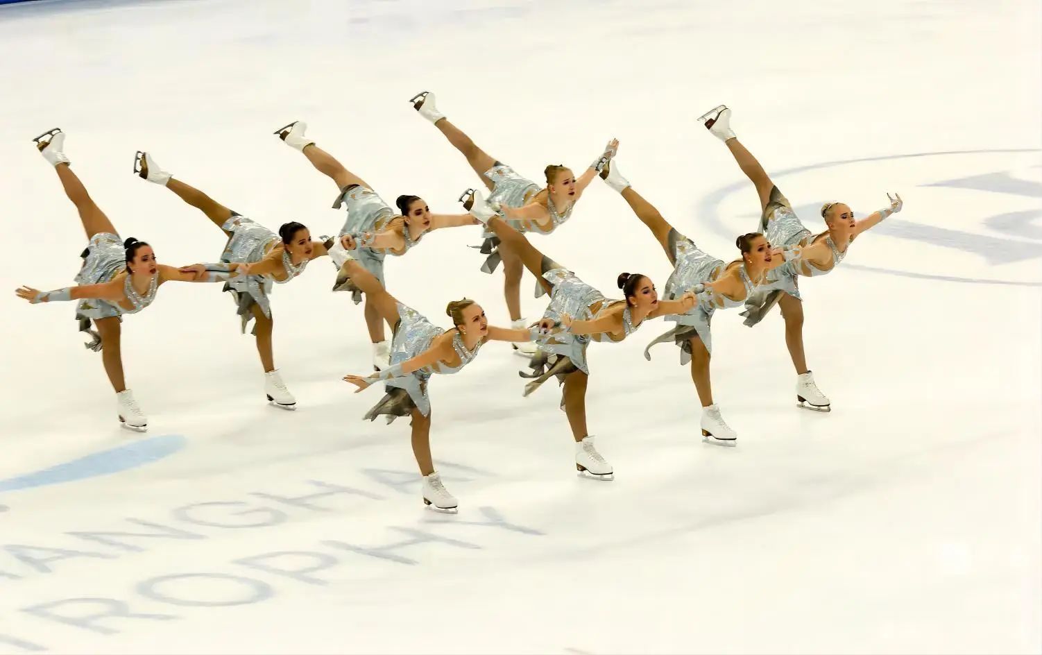 队列滑比赛将有四支队伍前来参赛。