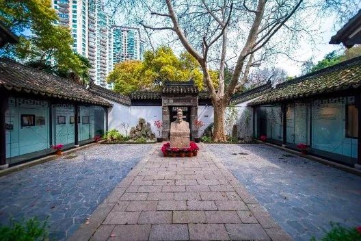徐光启纪念馆座落于上海徐汇区南丹路上的光启公园内