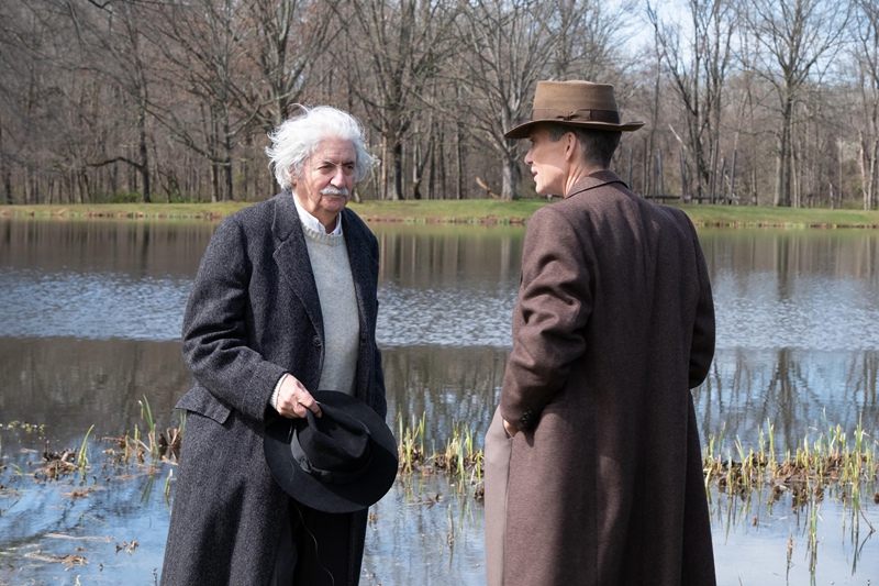 电影《奥本海默》中，奥本海默与爱因斯坦在湖边交谈