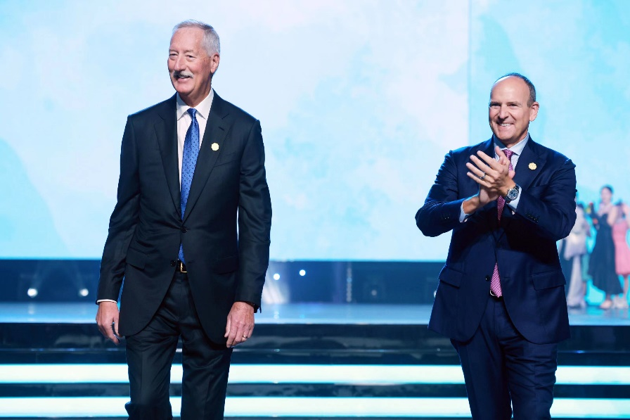 安利公司董事会联合主席史提夫・温安洛和德·狄维士