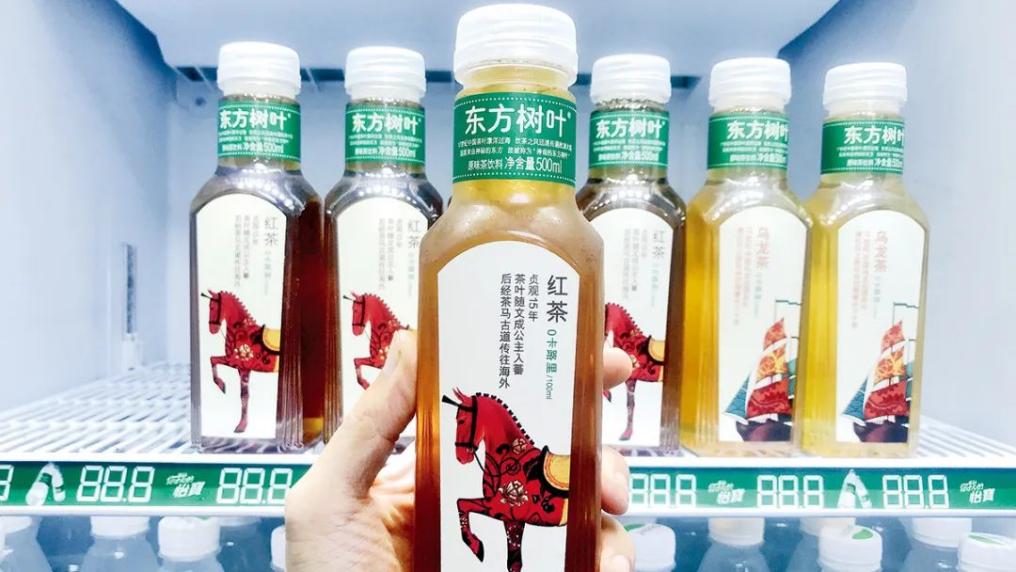 在近年来的饮品健康潮中，早早布局的东方树叶迎来了爆发。