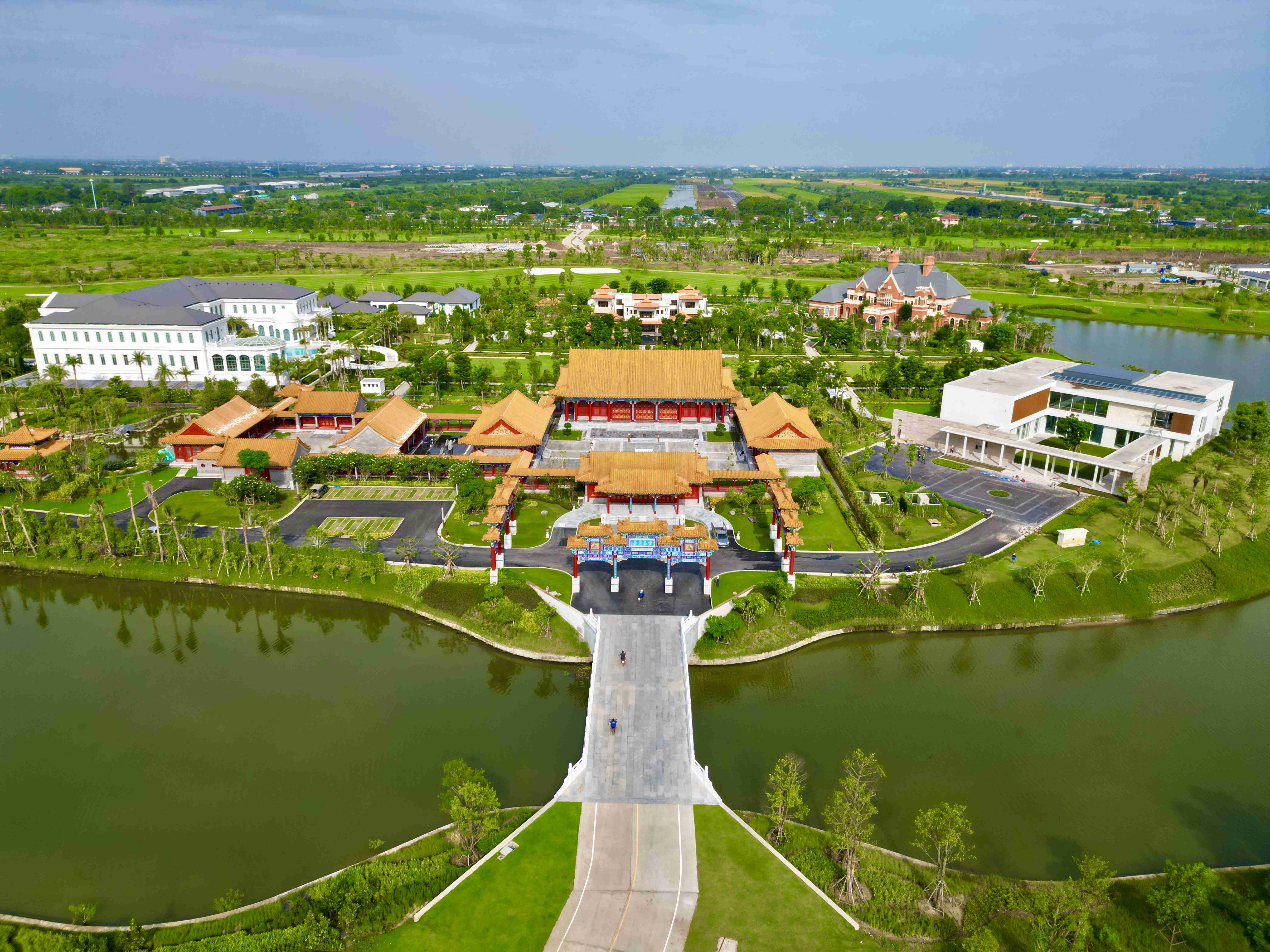 救护车和直升机24小时守护;人工湖绿色低碳高效循环可利用;特色