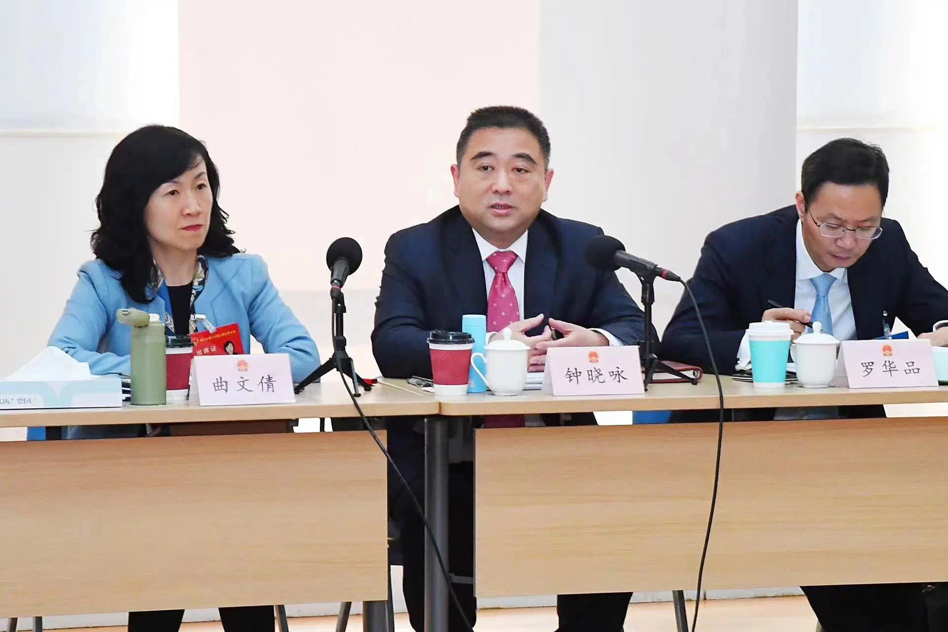 今年徐汇区两会期间，区长钟晓咏代表、天平街道党工委书记曲文倩代表等，参加对政府工作报告的分组审议会。