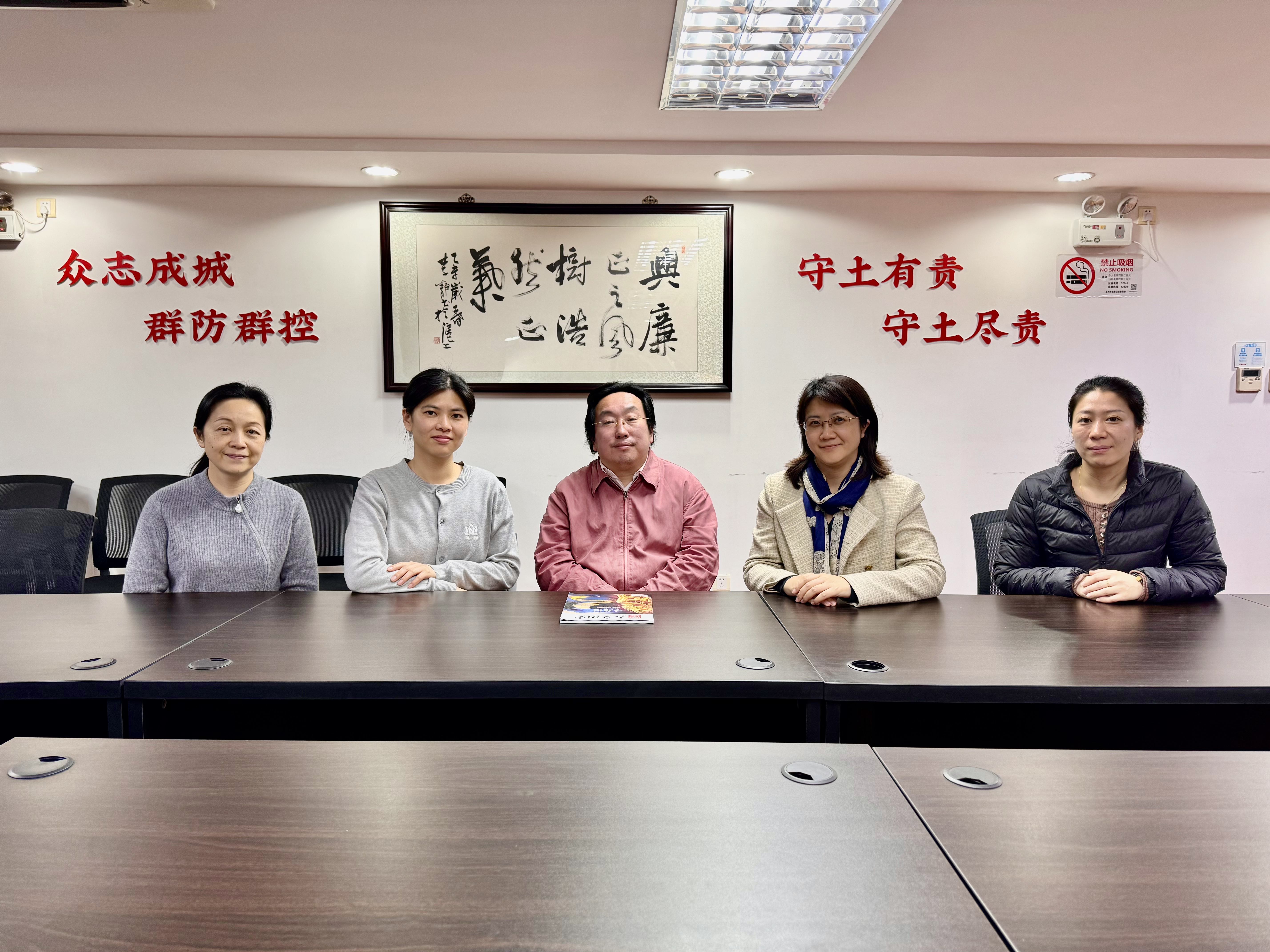 左起：丛海燕、殷佳妮、作者、曹青、万莉娜，座谈城市美育和文化软实力话题。