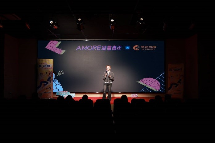 能说会道的脱口秀扮演，引发场放学生狂笑共识