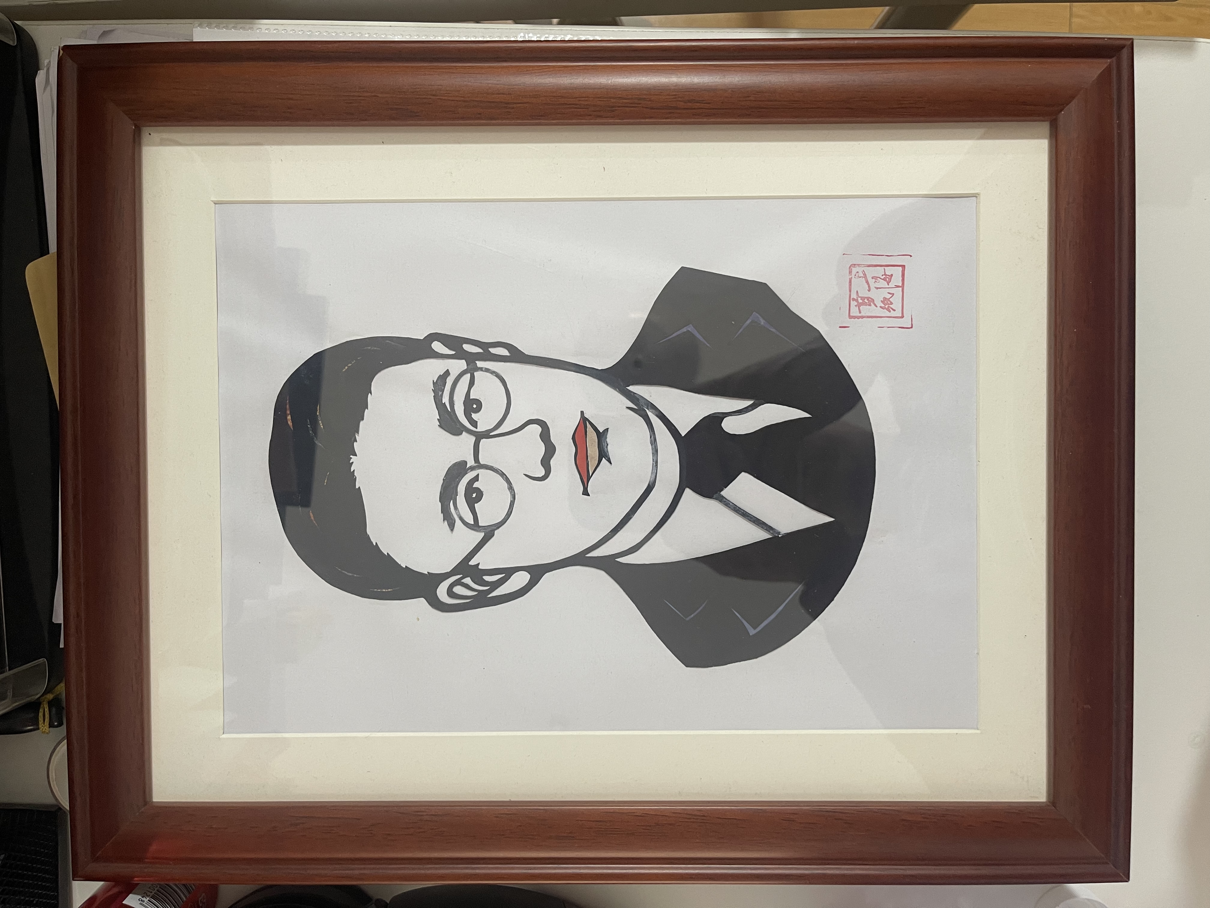 影片《永不消失的电波》男主角有两位先烈原型:同日牺牲的李白和秦鸿钧。这是枫林剪纸馆非遗传承人鲍立峰,为迎接上海国际电影节创作的秦鸿钧剪纸艺术肖像作品《端午祭》。