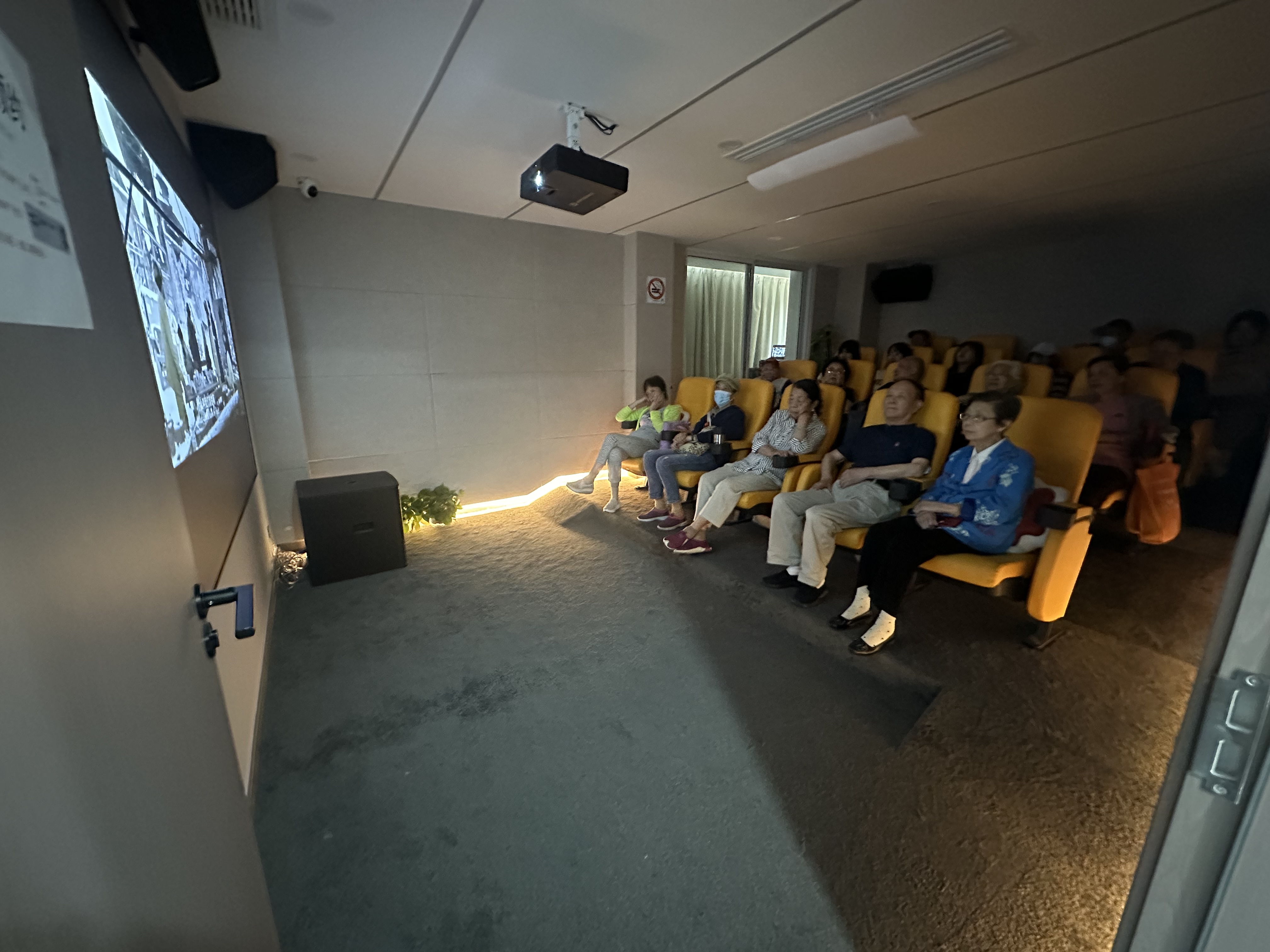 上海市民实现了家门口随时观摩影片的夙愿,这是徐汇区枫林社区天龙邻里汇影院场景。