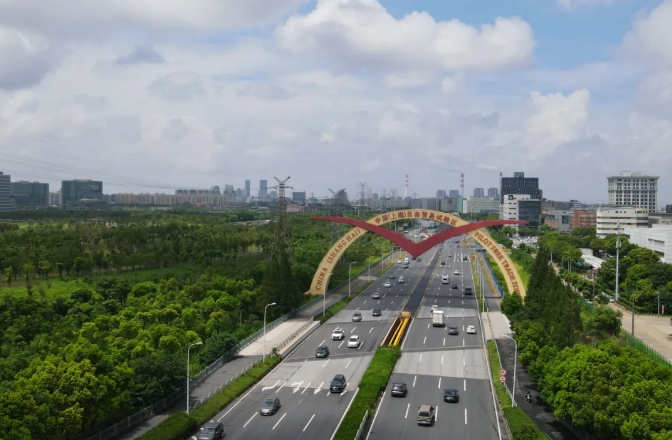 位于上海外高桥保税区的中国（上海）自由贸易试验区的标志“海鸥门”。新华社记者 方喆 摄