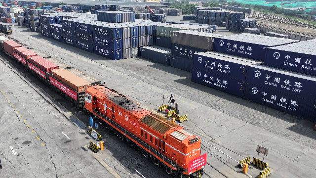 2025年首列天津港经霍尔果斯直达塔什干的中亚班列准备发车 （新华社）
