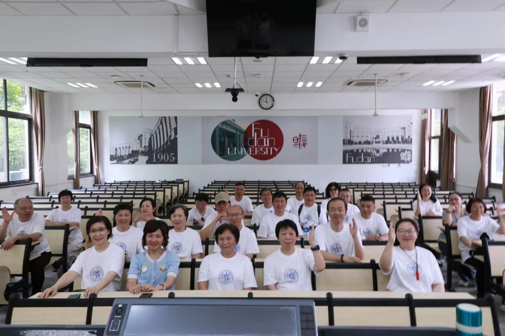 老同学们重返当年听课的教室但智能化系统已经焕然一新