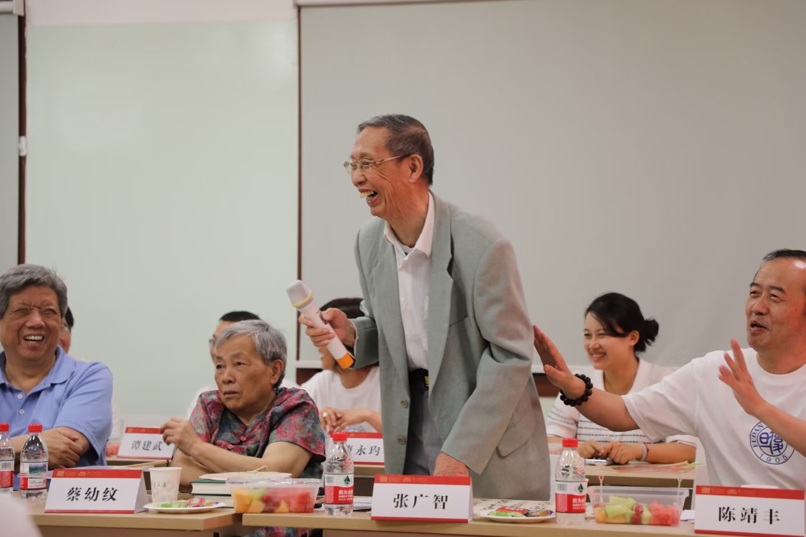 当年班主任张广智教授在时隔四十年的八五一四班主题班会上致欢迎辞
