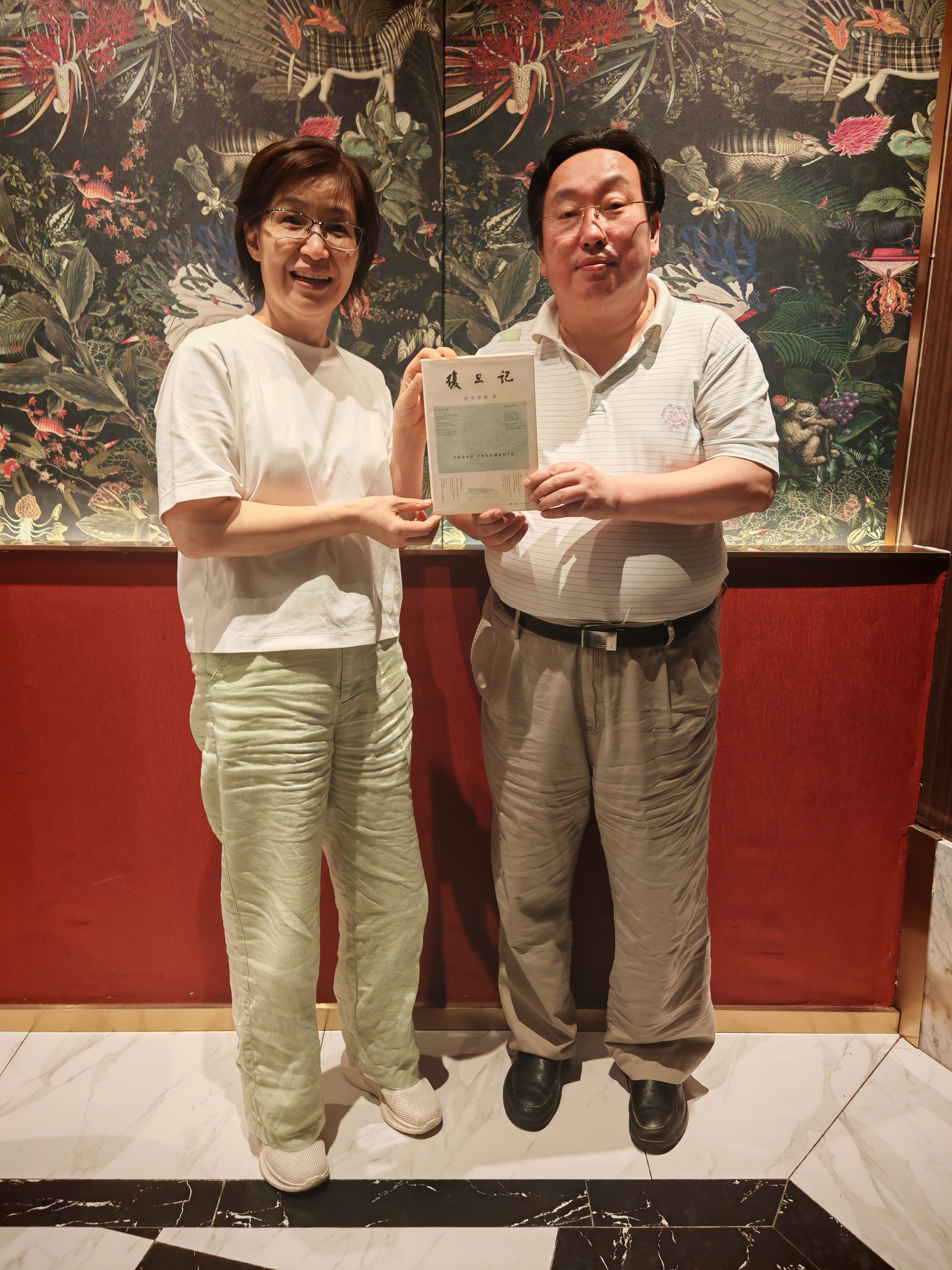 作者（右）感谢冯学琼同学十年前提议手机匹配微信功能