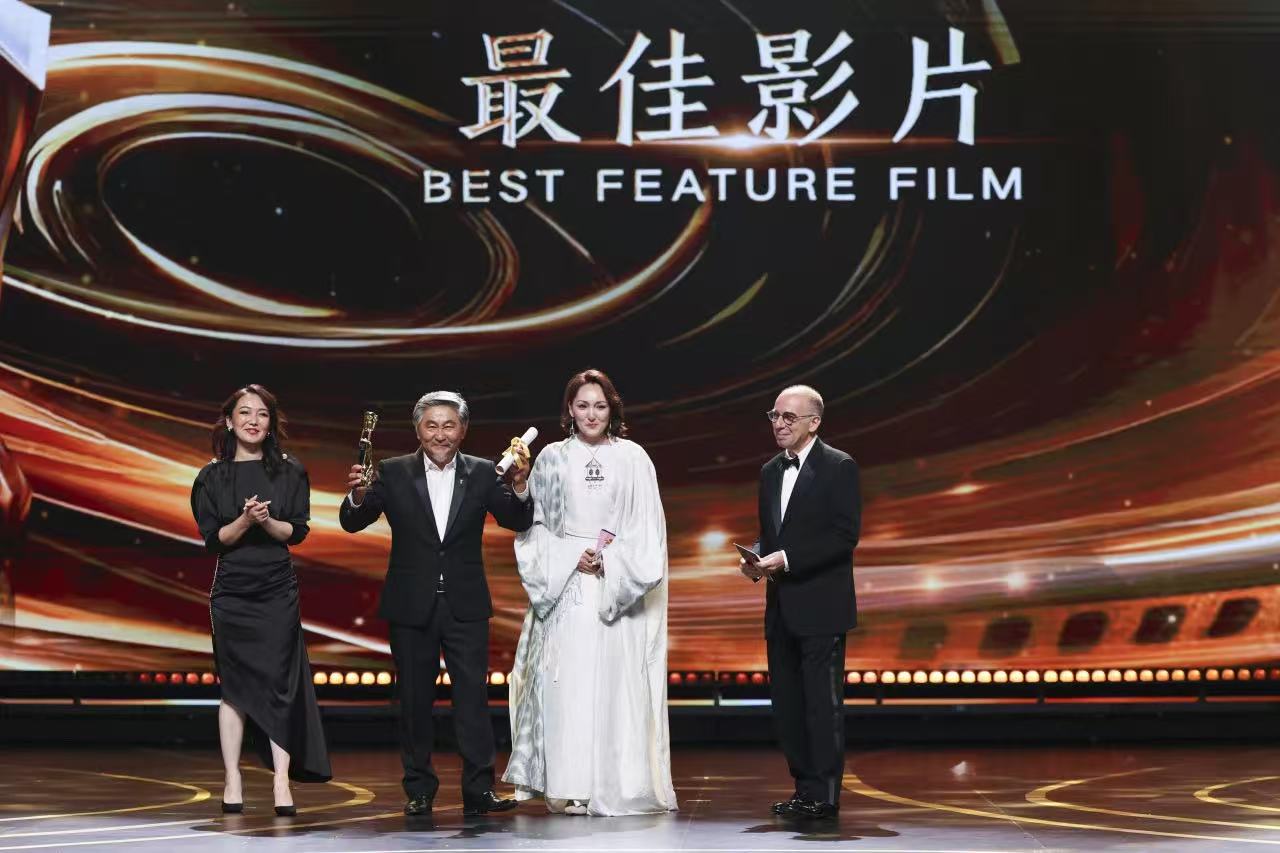 最佳影片《黑，红，黄》主创和朱塞佩·托纳多雷    上影节供图