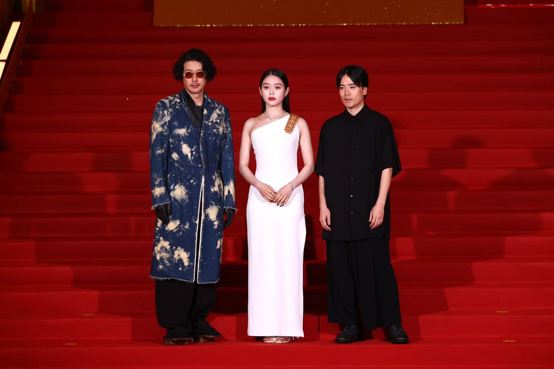 《夏日沙上》导演玉田真也，主演小田切让、高石明里走上红毯    摄影记者/任玉明