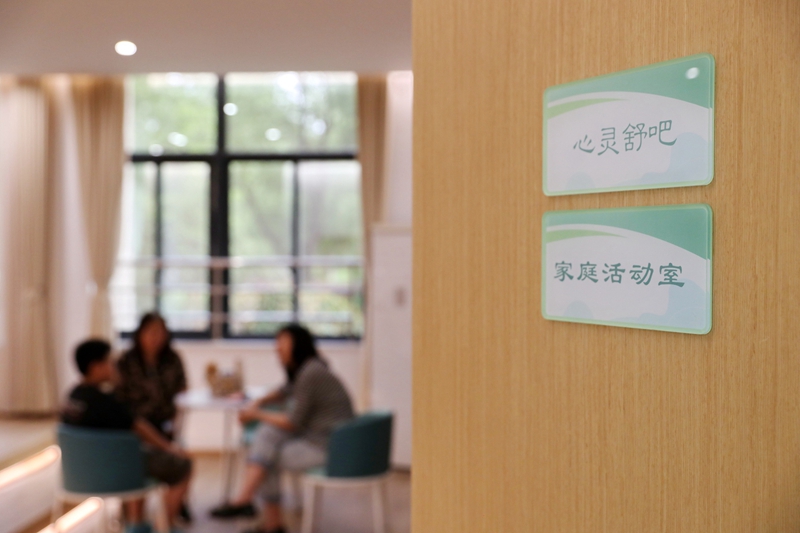 浙江省嘉兴市儿童青少年心理健康服务总站，心理工作者在“心灵舒吧”为小朋友进行心理咨询。    视觉中国图