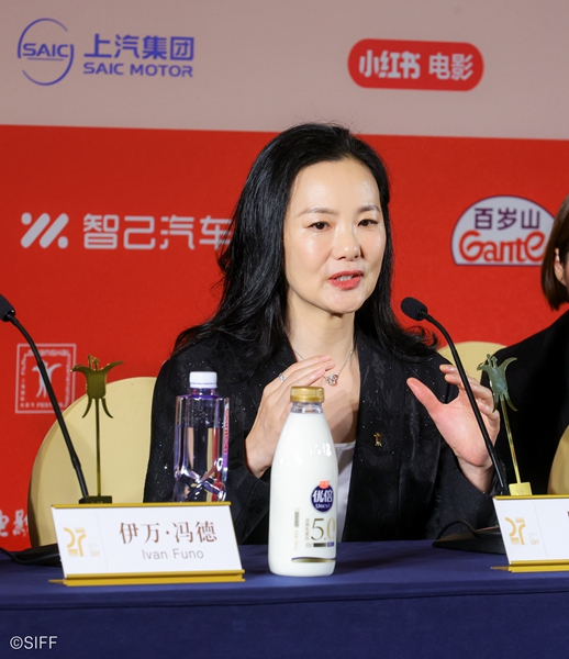 见面会上的咏梅    上影节供图