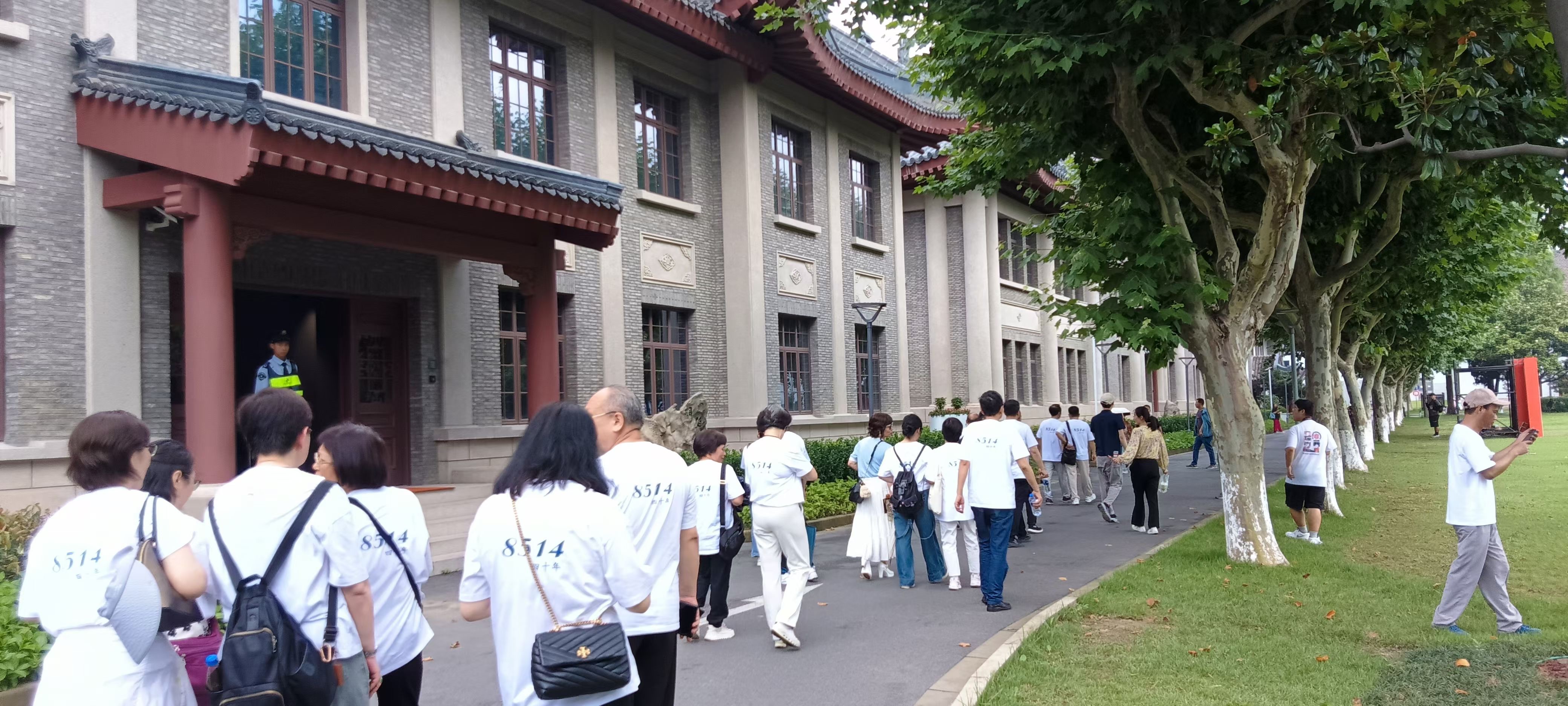 八五一四班老同学们六月十四日重走复旦大学母校校园