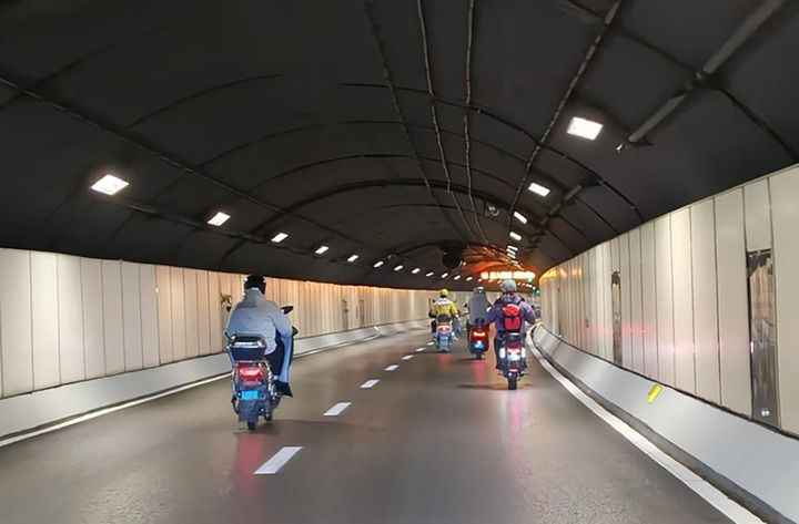 在上海第一条深夜可通行电动自行车的越江隧道——复兴东路隧道上层，人们正在骑行。新华社记者兰天鸣 摄