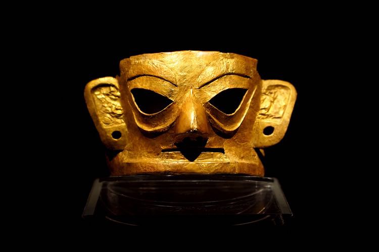 金沙遗址出土的金面具，其花纹和三星堆同类文物有相似之处。