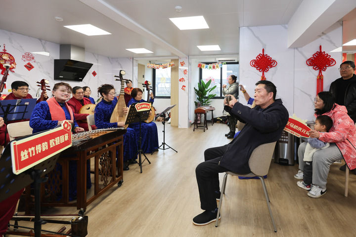 在闵行区新时代城市建设者管理者之家，民乐队现场演奏，与居民们共庆元宵。新华社记者 王翔 摄