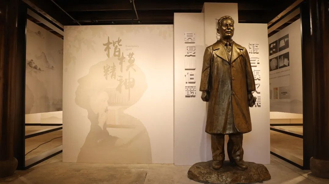 祖籍慈溪的经济学泰斗、复旦大学教授蒋学模在其故居的塑像