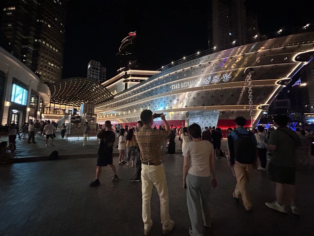 6月30日晚“路易号”前。 | 摄影：陶紫东
