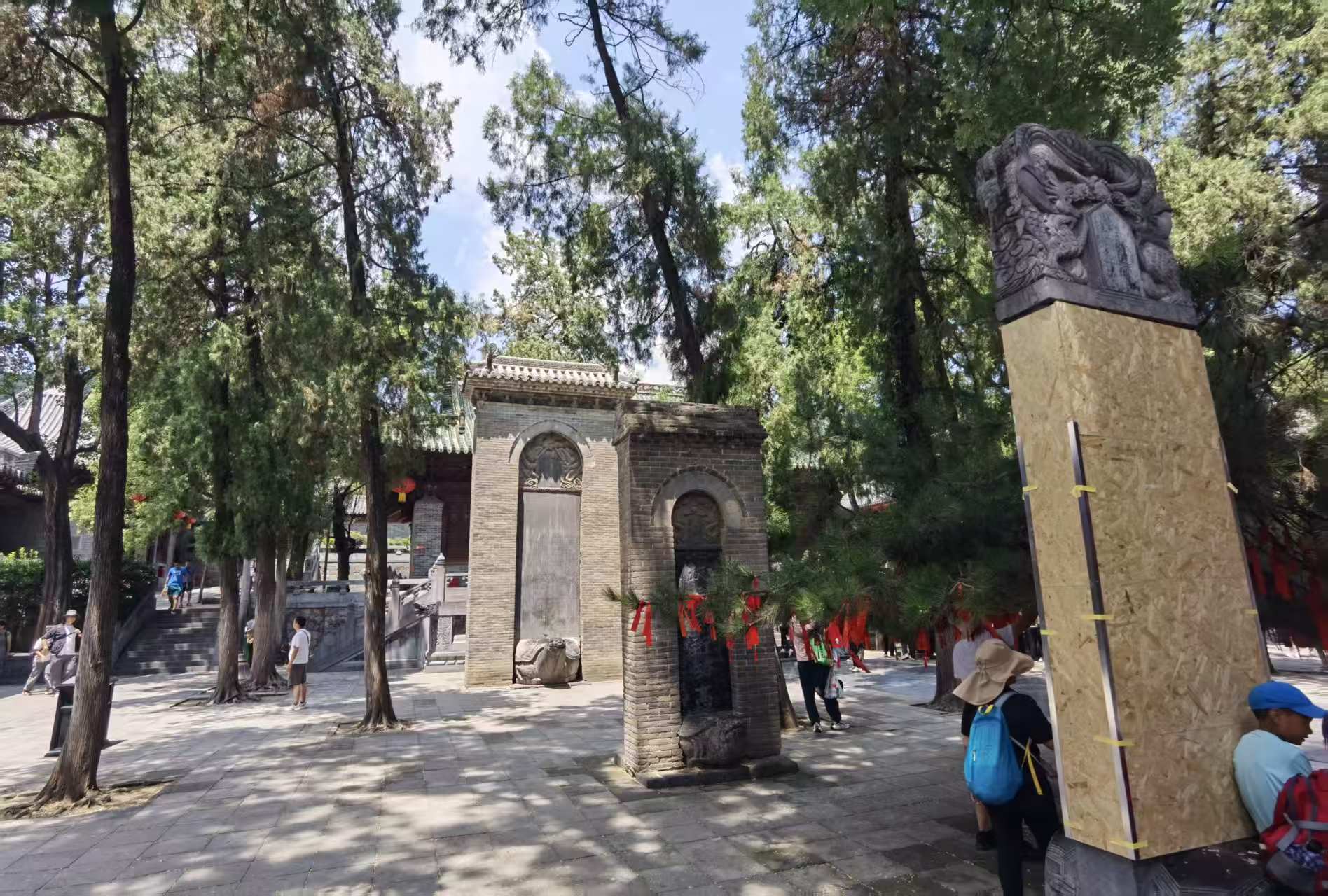 释永信的碑已被遮挡  马纪朝 摄