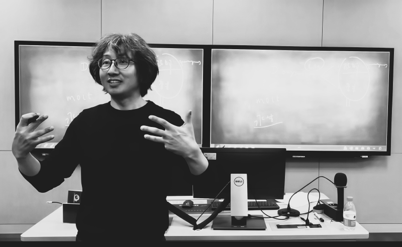 生病之前的朱锐在一次学术活动上。出版社供图
