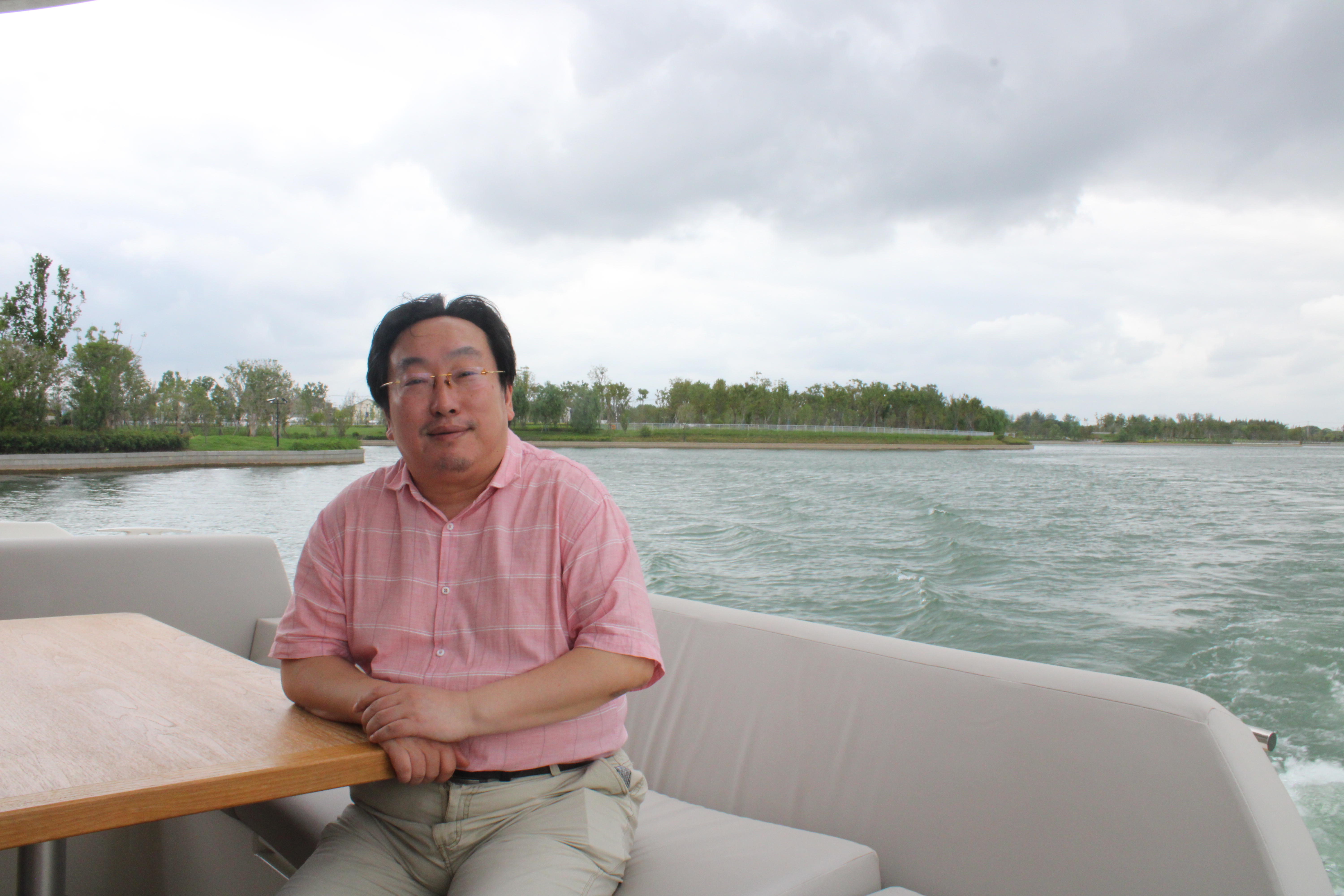 作者在上海郊野闵行兰香湖考察户外水上运动项目开发时的留影