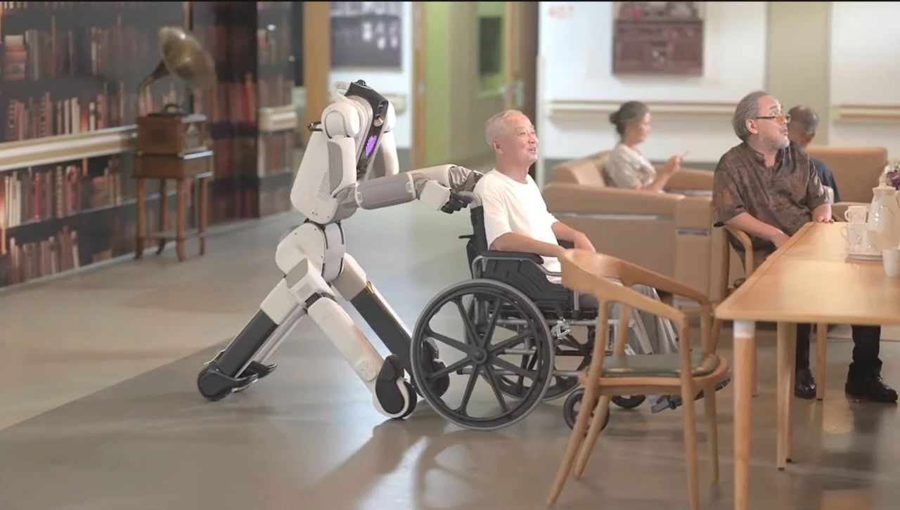 腾讯2024年展示的「养老机器人」小五。