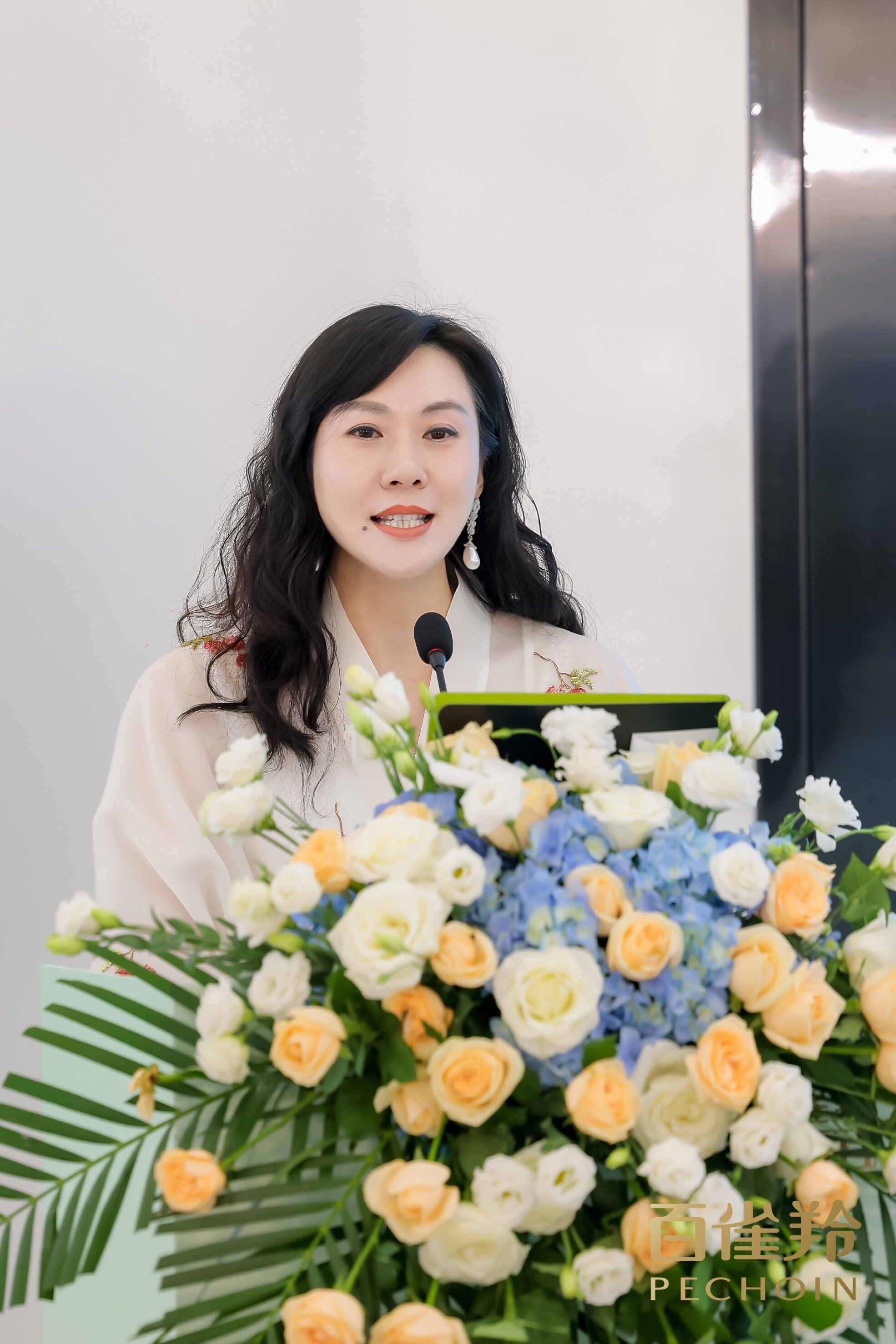 图：百雀羚集团副总裁何卉娴发布会致辞