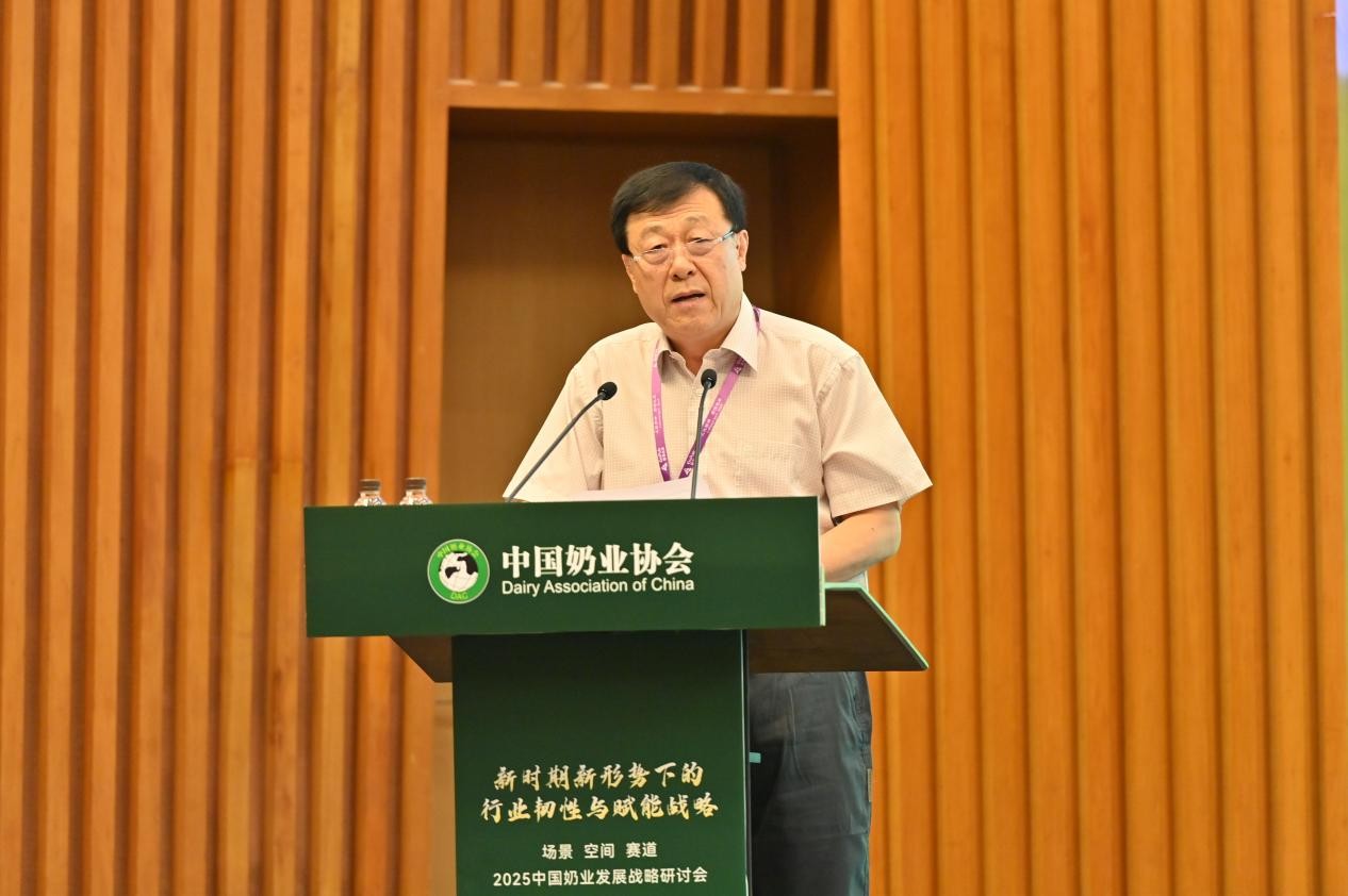 于康震在大会上讲话
